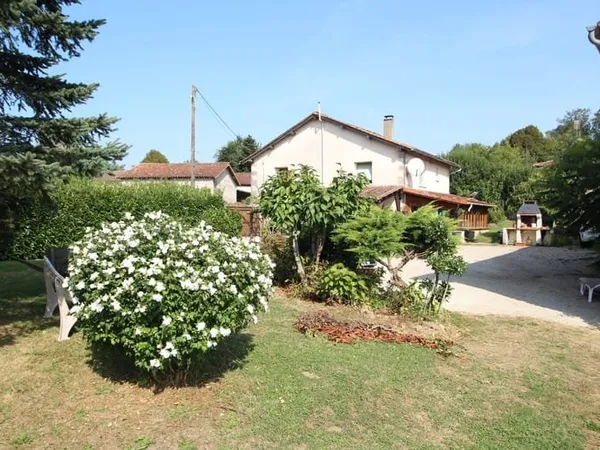 Maison indépendante de quatre chambres avec grange, piscine chauffée et jardin avec vue.