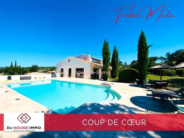 Collias, bel ensemble immobilier au calme de 360 m² avec ses quatre gîtes, piscine et vue panoramiqu