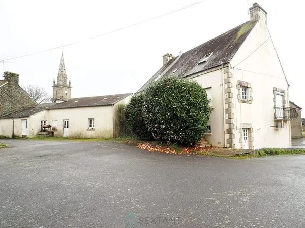 Maison familiale ou immeuble de rapport + Longère à rénover + Hangar fermé environ 160 m²