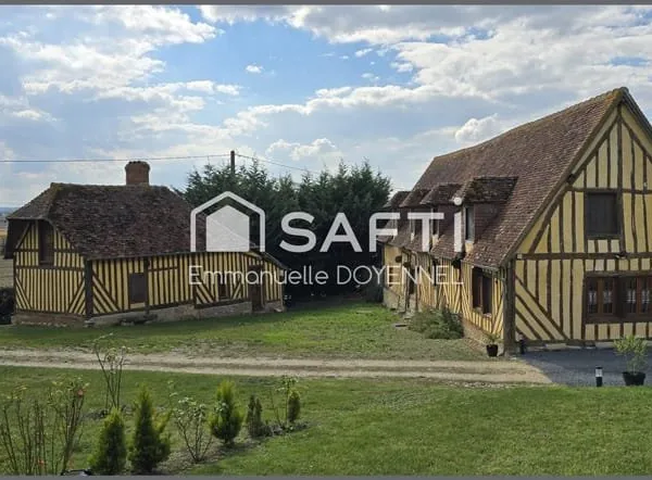 Propriété normande avec 3 maisons, vue dégagée.