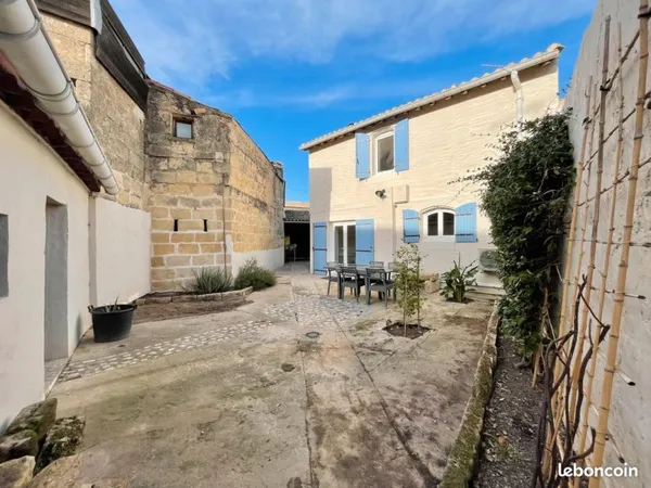 Maison de village T2 - 45 m2 - dépendance et cour