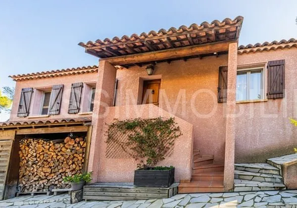 Maison chaleureuse avec terrasse à vivre dans les pins