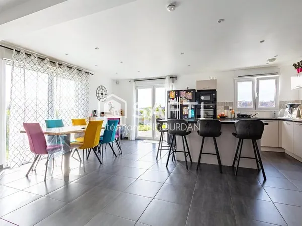 Maison 2016 Rioz, 135m², 4ch, mezza, 6 ares, piscine