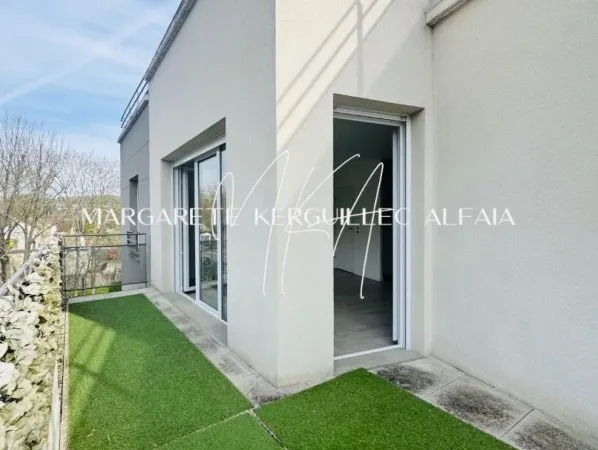 Bel appartement de 63m², deux chambres, balcon et parking proche gare.