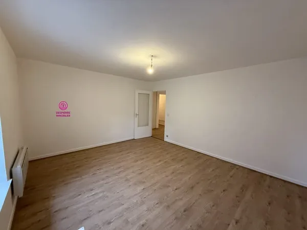 ROUSSILLON !! Appartement 64 m2 environ, 2ème étage,2 chambr