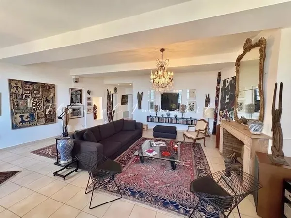À vendre : Appartement de charme de 114 m2 dans le village de Grimaud avec vue panoramique