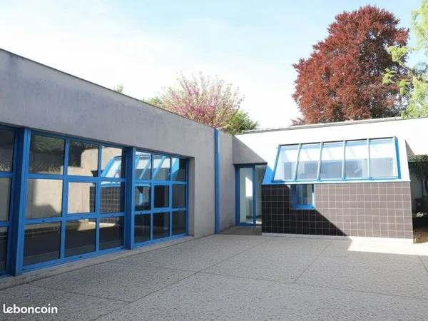 Ensemble de bureaux dans un bâtiment indépendant et calme
