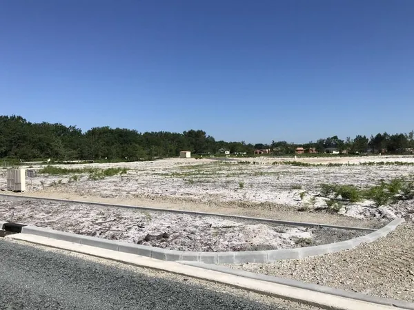 Terrain à bâtir de 640 m² à AUROS (33)