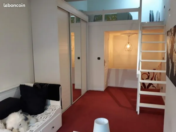 F2 centre ville très au calme