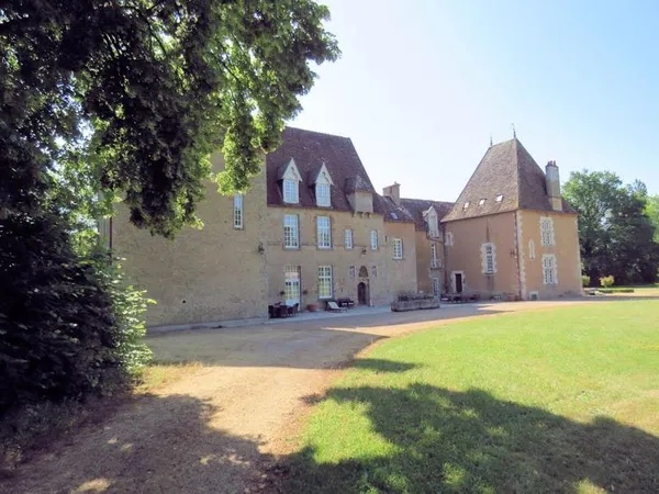 Château XVo, XVIo, XIXo avec dépendances sur environ 25ha