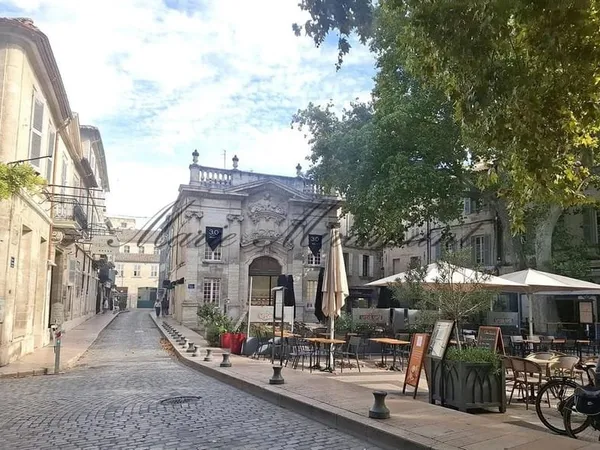 Appartement avec ascenseur, terrasse, garage et cave, au cur du