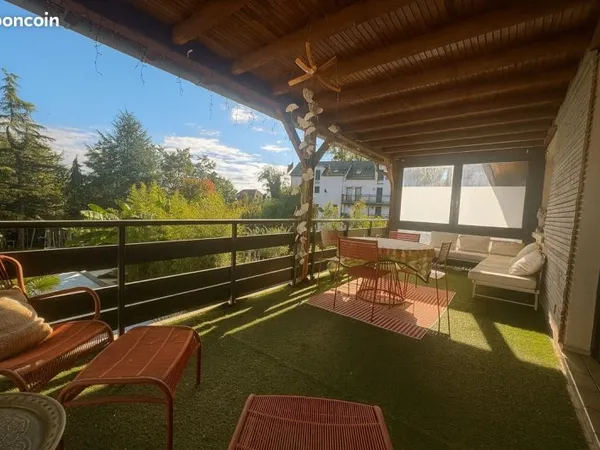 à vendre grand appartement rénové - terrasse - parkings - combles aménageables - prestations haut de