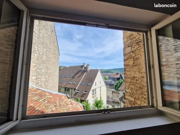 Studio rénové - centre-ville Besançon - dernier étage - DPE D - idéal investisseur