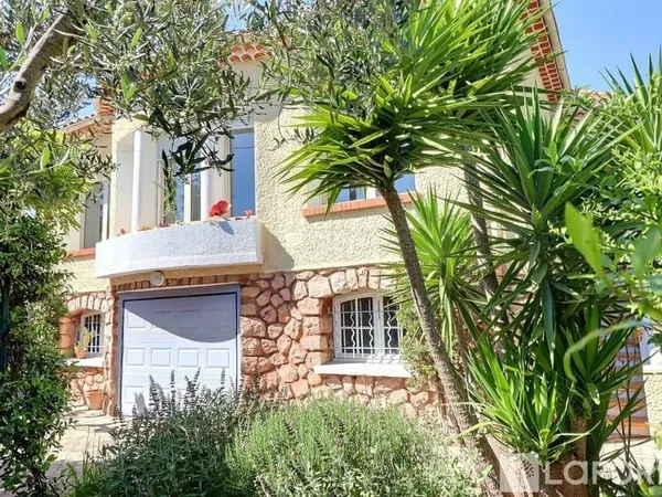 HYERES - Dans un quartier privilégié, maison de 1936 avec superbe terrain.