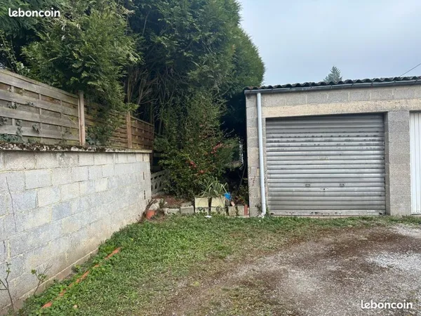 Garage et parcelle de terrain