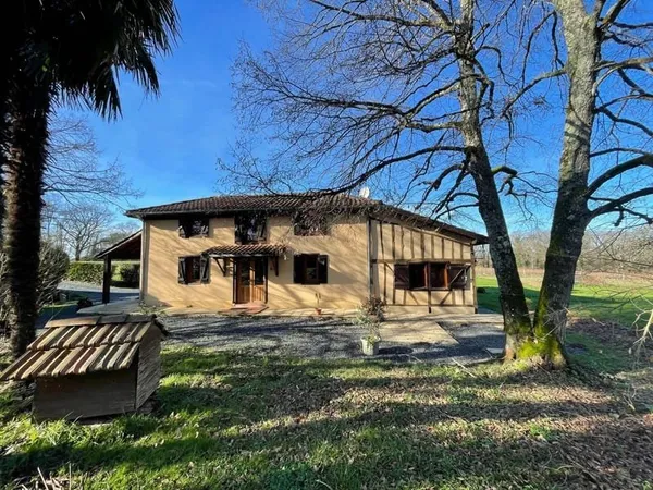 Maison en colombages avec 3.2 hectares de terre et bois