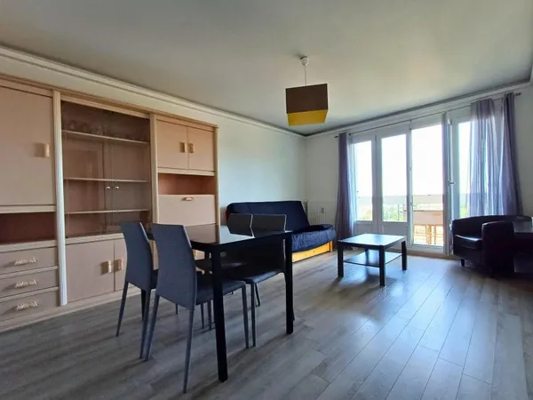 Agréable appartement familial situé au 4ème et dernier étage d'une petite résidence avec ascenseur e