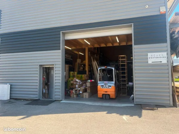Entrepôt, dépôt, local de stockage de 117m² au sol + mezzanine de 84 m² + bureau de 15m²