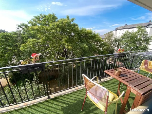 Terrasse et parking privé au soleil sur l'île de Nantes
