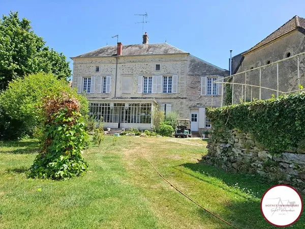 Propriété avec parc, 8 chambres entre St Amand et Bourges sur 6400m²