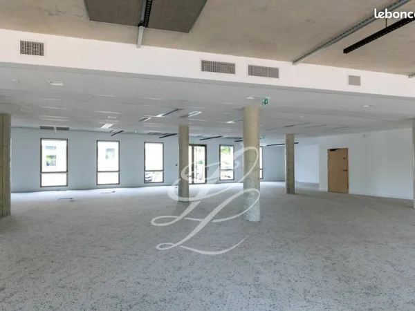 BUREAUX 523 m² TOURS