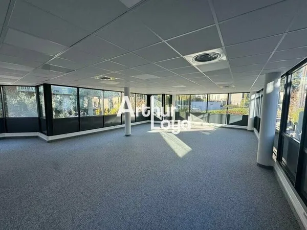 Bureau 988 m²
