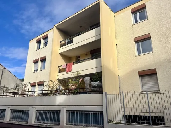 T3 dernier étage avec ascenseur avec terrasse + box fermé