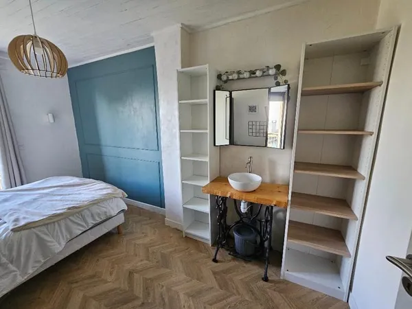 Chambre lumineuse haute-gamme dans maison avec piano, jardin