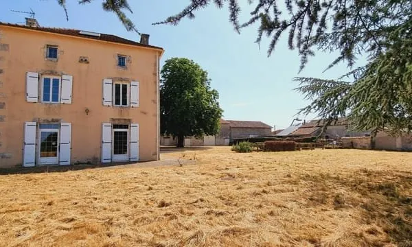 Propriété Ruffec 133m² habitable, terrain 23 785m², dépendances