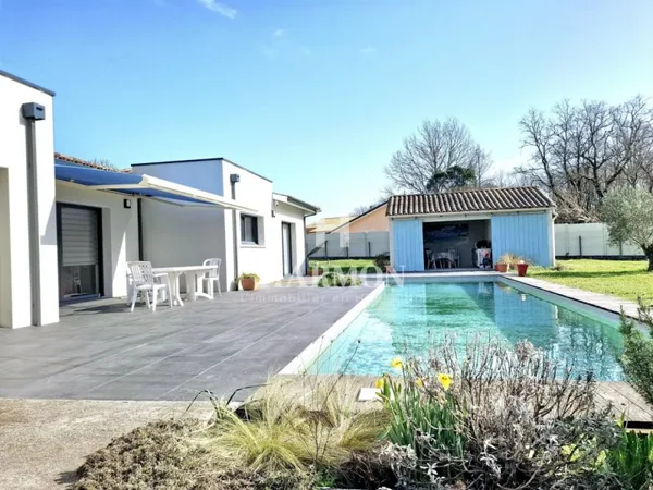 Maison contemporaine de 2017 avec piscine proche Saint André De