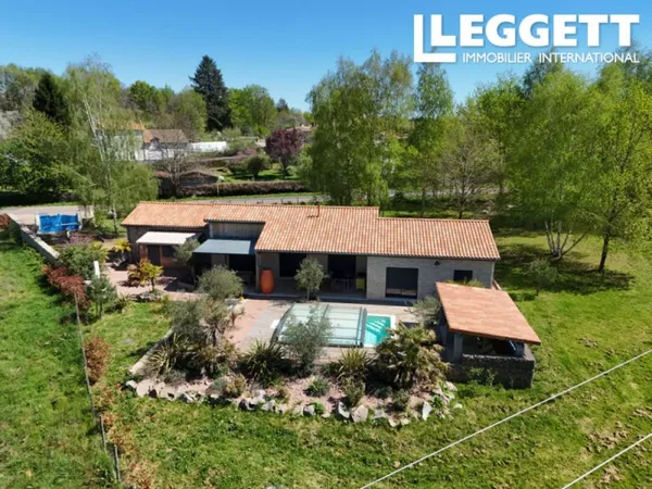 Villa de plein , aux beaux volumes avec chalet séparé.