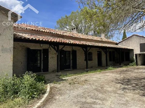 Belle maison dominante à restaurer avec gros potentiel, sur