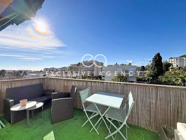 Cannes Basse Californie - 2 pièces 49m² rénové en dernier étage avec aperçu mer