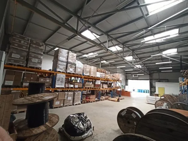 VENTE Dépôt 300m² + Bureaux 200m²