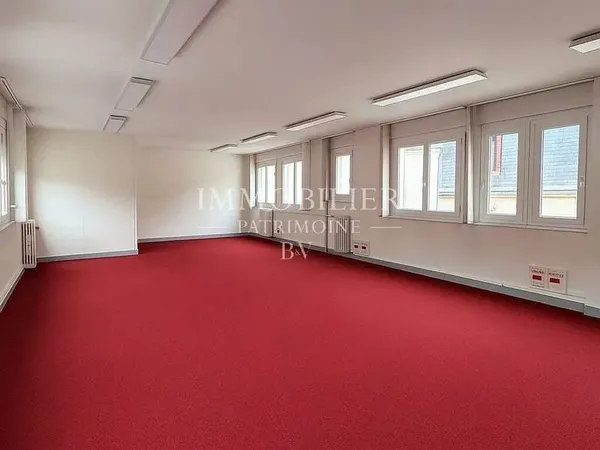 Bureau et espace de travail Location Blois  85m² 767€