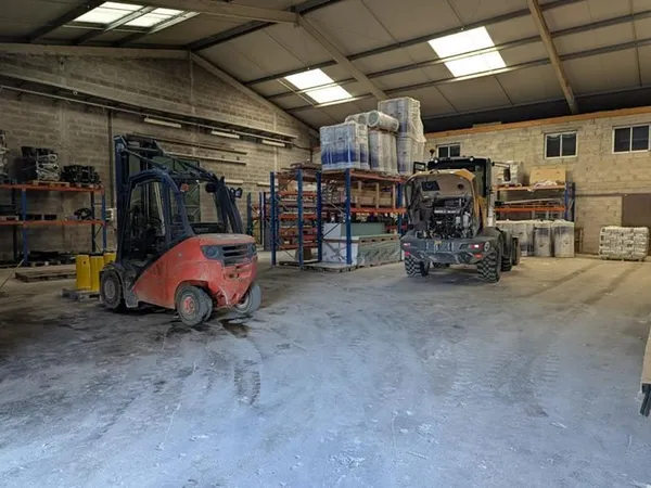 Locaux d'activités 380m2 700m2 terrain Accès PL