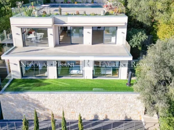 Villa contemporaine avec piscine rooftop et vue panoramique