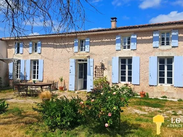 Longère coup de coeur avec 1 hectare de terrains et boxes à c