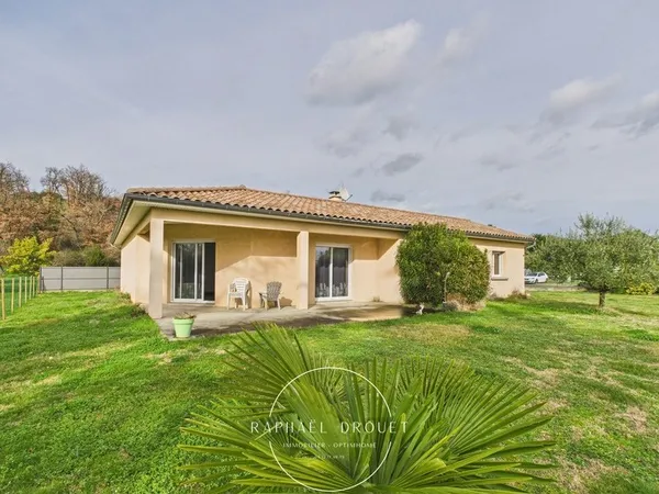 A LOUER MAISON FAMILIALE PLAIN-PIED - 3 CHAMBRES - GARAGE DOUBLE - 1500 M2 DE TERRAIN