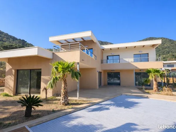 Villa neuve d'exception avec piscine