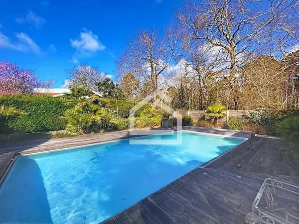 Maison 6 pièces 260 m²