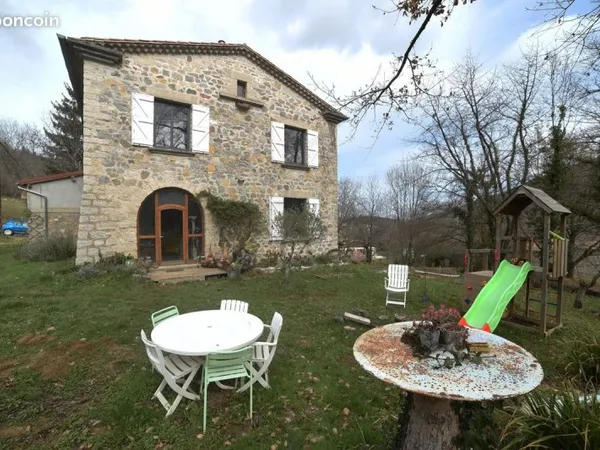 Maison familiale de caractère avec terrain