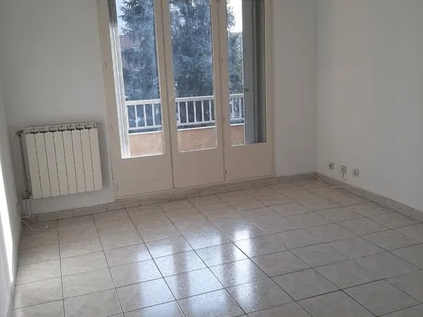 T2 1er étage ascenseur garage terrasse