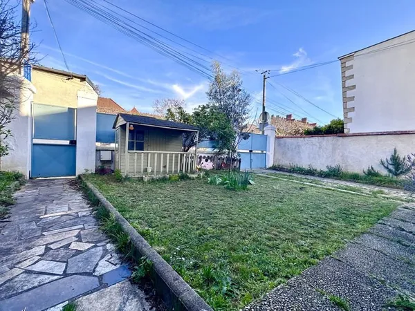 Maison familiale avec sous-sol total, garage et jardin