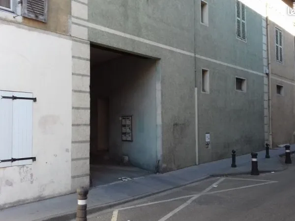 Garage (rare) en hyper centre, securise