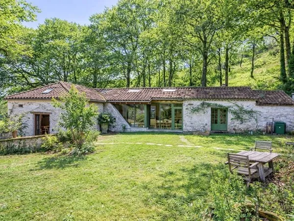 Maison de campagne avec annexe, piscine, dépendances et terrain
