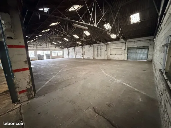 À LOUER - GRAND LOCAL / ENTREPÔT / ATELIER - 1 300 m² - VERNON (27200)