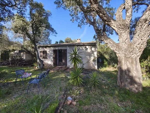 BIEN RARE, PETITE MAISON ENTIÈREMENT À RÉNOVER AVEC VUES MER