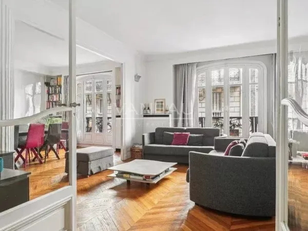 PARIS XVIe - Beau familial - Quatre chambres sur jardin.
