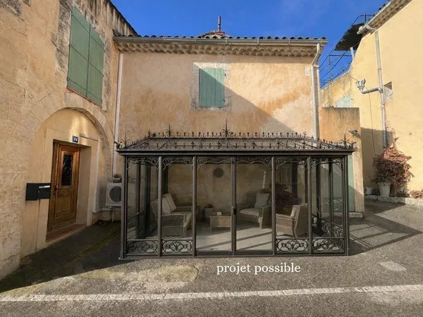 MALLEMORT maison de village entièrement rénovée, de 107 m2 très bien entretenue, 1 étage, beaux volu